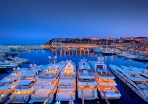 Πυρκαγιά σε σκάφος στη Μαρίνα Ζέας – Βυθίστηκαν τρία σκάφη 