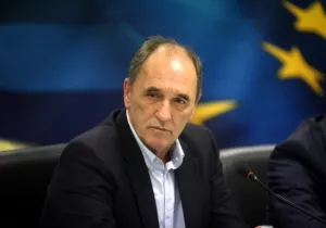 "Τα στοιχεία της Eurostat καταρρίπτουν τον μύθο περί ακραίων επιβαρύνσεων στους λογαριασμούς. Όχι μόνο δεν υπήρξαν αυξήσεις τιμών αλλά τελικά αυτές μειώθηκαν, παρότι ήταν ήδη σημαντικά χαμηλότερες του μέσου όρου της Ευρωζώνης".  Αυτά, μεταξύ άλλων, επισημαίνει ο υπουργός Περιβάλλοντος και Ενέργειας, Γιώργος Σταθάκης σε δήλωσή του με αφορμή τα στοιχεία για την εξέλιξη των τιμών του ρεύματος στις χώρες - μέλη της Ευρωζωνης, κατά το δεύτερο εξάμηνο του 2017 που δημοσιοποίησε την προηγούμενη εβδομάδα η Eurostat
