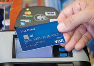 Η Visa ανακοίνωσε την τριετή συνεργασία με την υπηρεσία κρατήσεων ξενοδοχείων, Bidroom. Η συνεργασία παρέχει σε όλους τους Ευρωπαίους κάτοχους καρτών Visa έξι μήνες ελεύθερη πρόσβαση στη συνδρομητική πλατφόρμα. Στην ΕΕ, σχεδόν το ήμισυ (49%) των χρηστών του διαδικτύου έχουν κάνει κράτηση για διακοπές ή για το ταξίδι τους μέσω του Διαδικτύου.  Καθώς όλο και περισσότεροι καταναλωτές απευθύνονται σε online ταξιδιωτικά γραφεία για να κλείσουν το ταξίδι τους, η Bidroom προσφέρει μια εναλλακτική μέθοδο για την εξ