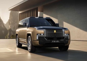 BYD U8L: Το πολυτελές SUV-τέρας που τρέχει σαν supercar και… επιπλέει στο νερό!