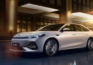 Νέο υβριδικό «θαύμα» από τη Geely: Πάνω από 2.100 χλμ. αυτονομία με κατανάλωση… σταγόνας!