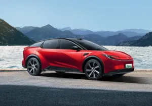 Το νέο Toyota bZ5 κοστίζει όσο ένα Yaris αλλά έχει τεχνολογία του μέλλοντος!