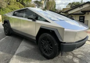 Tesla Cybertruck AWD: Στο «σφυρί» για 125.000 $