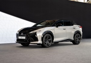 H νέα Lexus RZ αναβαθμίζει την οδηγική εμπειρία