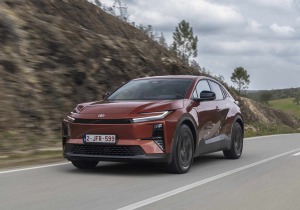 Toyota C-HR+: Τρίτο και ηλεκτρικό