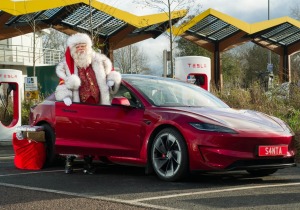 Το Auto Trader δίνει στον Άγιο Βασίλη ένα Tesla Model 3