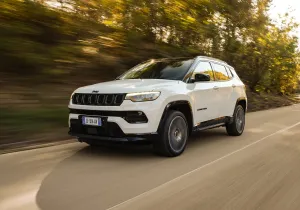 Με €33.990 ή €296/μήνα το ανανεωμένο Jeep Compass MY24