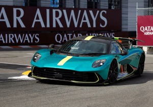 Aston Martin Valhalla: Το υβριδικό Supercar έκανε ντεμπούτο στην πίστα του Μονακό [video]