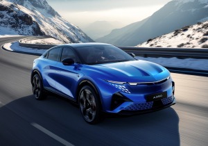 Το Alpine A390 «παίρνει τις ταυτότητες» των Porsche Macan και Tesla Model Y
