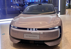 787 ίπποι, φόρτιση σε 10 λεπτά και οθόνη 59″ – Το Audi που αλλάζει τα πάντα!