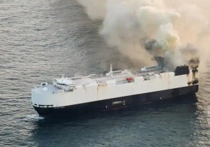 Φλέγεται πλοίο από την Κίνα προς το Μεξικό που μετέφερε 3.000 αυτοκίνητα