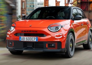 Το Abarth 600e γίνεται πιο «καυτό» με νέες εκδόσεις Turismo και Competizione