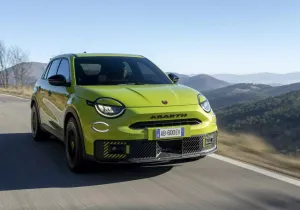 Το Abarth 600e κυκλοφορεί και οπλοφορεί [video]