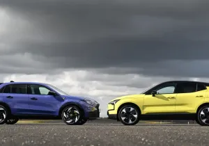 Volvo EX30 vs Abarth 600e: Ποιο μικρό ηλεκτρικό SUV είναι το κορυφαίο;