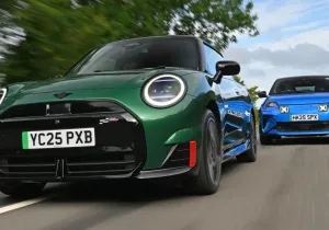 Η μεγάλη αναμέτρηση των ηλεκτρικών hot hatch – Alpine A290 vs MINI JCW!