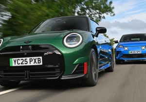 Η μεγάλη αναμέτρηση των ηλεκτρικών hot hatch – Alpine A290 vs MINI JCW!