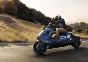 BMW: «Άλλα κόλπα» για το νέο ηλεκτρικό σκούτερ CE 04