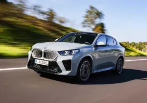 Η BMW ξεπερνά τα 500 χλμ. σε αυτονομία με τα ανανεωμένα iX1 και iX2