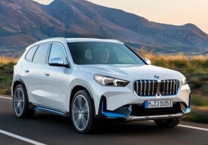 BMW: Ανάβει φλας για προσπέραση στην Tesla