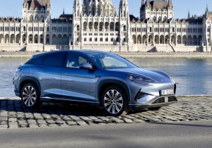 Δείτε ποια εταιρεία «κατάπιε» την Tesla στις παγκόσμιες πωλήσεις!