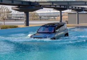 BYD: Η πιο τρελή πίστα ηλεκτρικών αυτοκινήτων στην Κίνα με αμμόλοφους, πισίνα και drift!