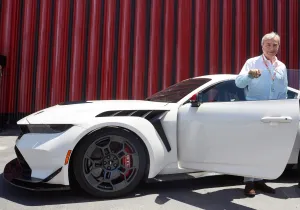 O Carlos Sainz Sr. πίσω από το τιμόνι της Mustang GTD στη νέα πίστα MADRING (video)