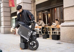 Tatamel: Μια ηλεκτρική «μοτοσικλέτα» που μετατρέπεται σε μια κυλιόμενη βαλίτσα