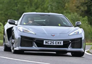 Corvette E-Ray: Το υβριδικό «τέρας» που κοιτά στα μάτια Ferrari και Porsche