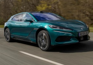 Ηλεκτρικό υπερόπλο: Το Denza Z9GT φορτίζει σε 5′ και αφήνει πίσω Porsche και Tesla