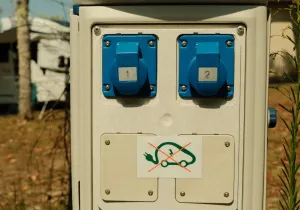 Τα ηλεκτρικά αυτοκίνητα «τρώνε πόρτα» στα κάμπινγκ