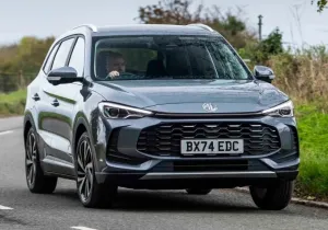 Το MG ZS αποκτά τετρακίνηση, περισσότερη ισχύ και τεχνολογία PHEV+