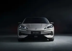 Το κινέζικο «τέρας» που κάνει την Porsche να ιδρώνει – 965 ίπποι και design-φωτιά!