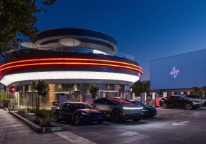 Tesla Diner: Φάτε, φορτίστε, παρακολουθήστε! [video]
