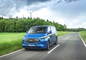 Νέο Ford E-Transit Custom: Στην πρίζα για ακόμα υψηλότερη παραγωγικότητα και αξία για κάθε επαγγελματία