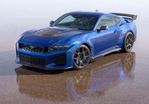 Mustang Dark Horse SC: Γεννημένη στην πίστα