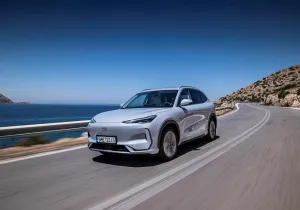 Νέα γκάμα Geely E5: Με μεγαλύτερη μπαταρία, αυτονομία και τιμή από €29.990