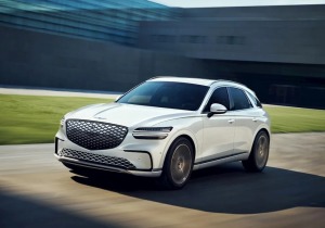 Το αναβαθμισμένο Genesis Electrified GV70 τώρα με μεγαλύτερη αυτονομία και θύρα NACS