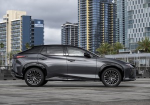 Η Lexus λανσάρει την νέα ελκυστική RZ