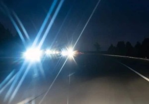 Αυστηρότεροι κανόνες για τους προβολείς αυτοκινήτων, λόγω προβλημάτων θάμβωσης