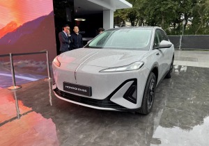 Το Hongqi EHS5 «εισβάλλει» στην Ευρώπη