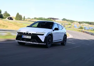 Hyundai Ioniq 3: Το νέο ηλεκτρικό hatchback έρχεται με 496 χλμ. αυτονομίας και κορυφαία άνεση