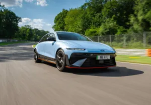 «Πίνοντας το αίμα» στη πίστα στο Hyundai Ioniq 6 N