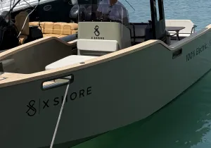 Ο Γιώργος Βάλλης δοκιμάζει το πρώτο ηλεκτρικό σκάφος που αλλάζει την ιστορία της κρουαζιέρας στην Ελλάδα! [video]