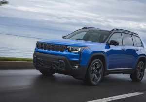 Το Jeep Cherokee έγινε υβριδικό με 210 ίππους και αυτονομία-ρεκόρ!