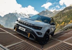 Με €29.990 το Avenger 4xe κάνει προσιτό το θρύλο των τετρακίνητων Jeep