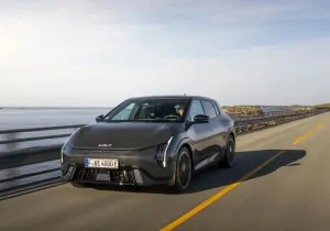 Η Kia βάζει φωτιά στα ηλεκτρικά hot hatch με το νέο EV4 GT