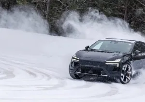 Το Polestar 4 δοκιμάζεται στον πάγο: Με το πλάι… και όπου πάει