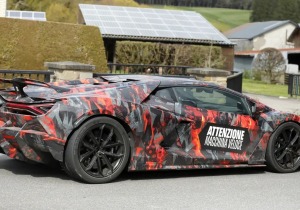 Lamborghini Revuelto SV: Το V12 «τέρας» των 1.015 PS ετοιμάζεται να σπάσει τα χρονόμετρα στο Nürburgring