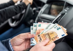 Λεφτά υπάρχουν… αλλά πόσα μπορείς να μεταφέρεις με το αυτοκίνητό σου;