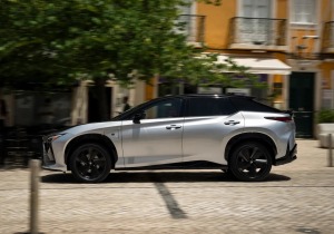 Το Lexus RZ 550e φέρνει το μέλλον στα… χέρια σου!